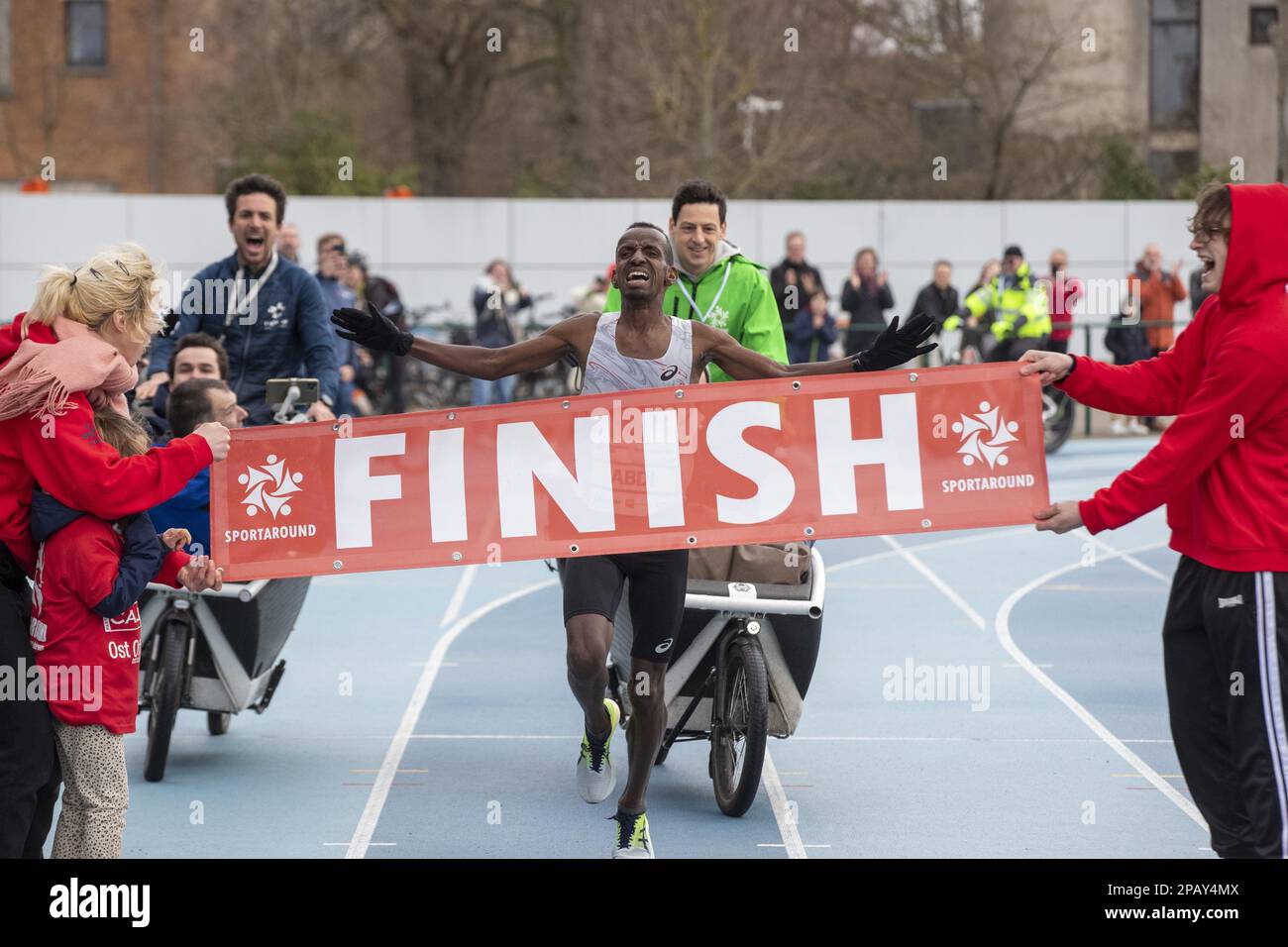 Der belgische Sportler Bashir Abdi feiert am Sonntag, den 12. März 2023, die belgische Meisterschaft des Halbmarathons in Gentbrugge. Der belgische Sportler Abdi hat den 26 Jahre alten belgischen Rekord des Halbmarathons von Mourhit von 1:00:18 bis 59:51 gebrochen. BELGA FOTO NICOLAS MAETERLINCK Kredit: Belga News Agency/Alamy Live News Stockfoto