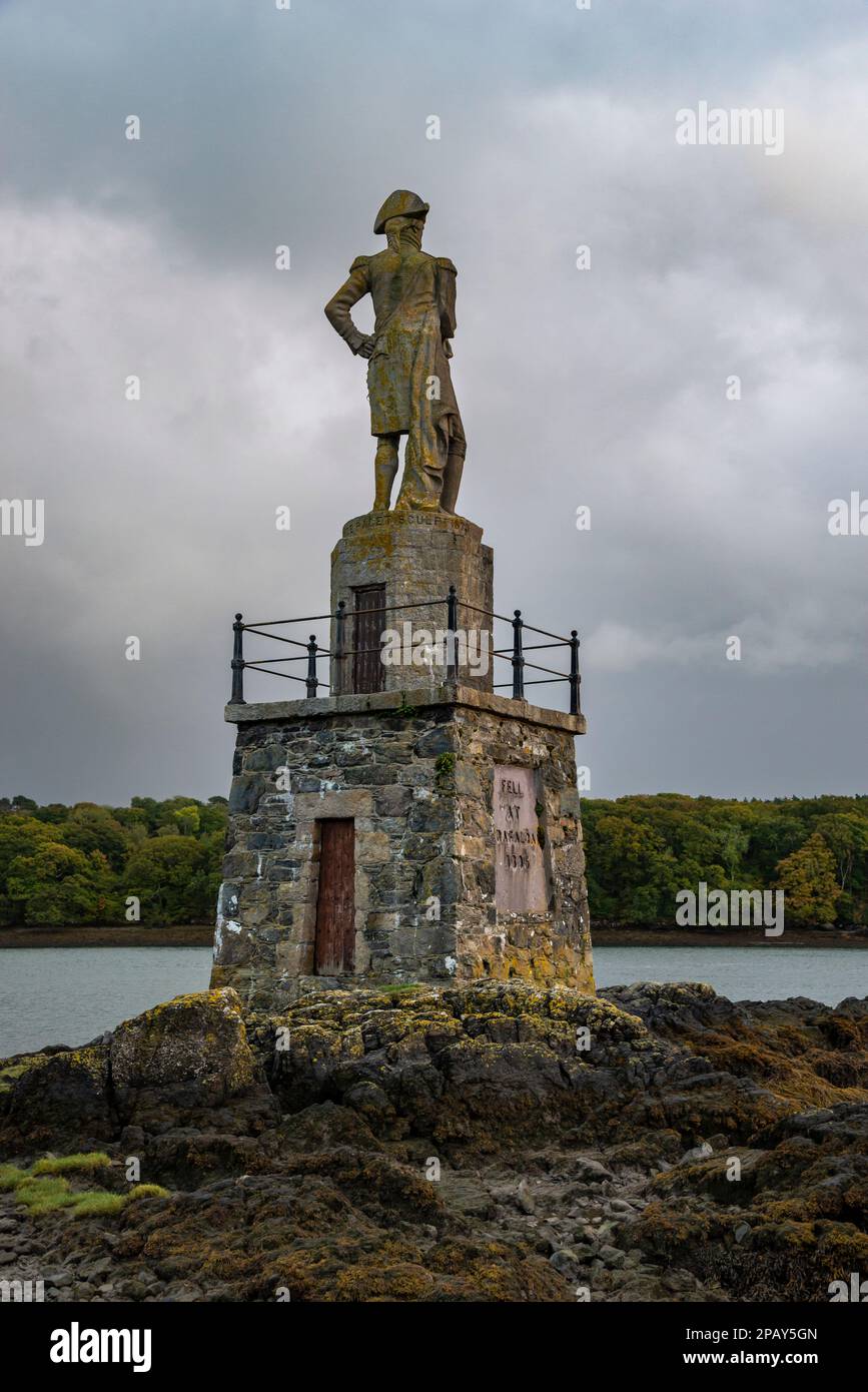 Lord Nelson's Statue in der Nähe von Plas Llanfair mit Blick auf die Menai Strait, Anglesey, Nordwales. Stockfoto