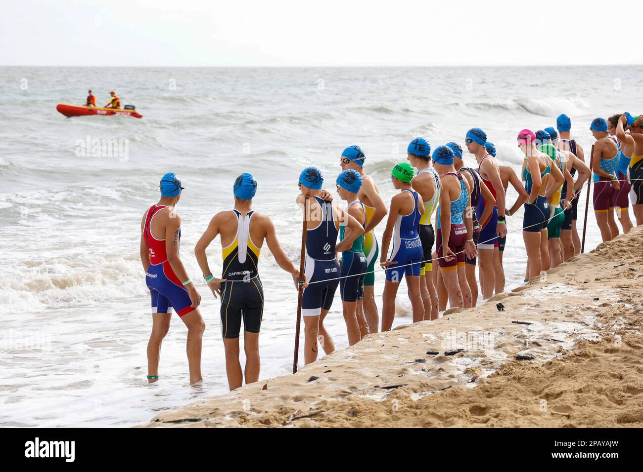 Stellen Sie sich für den Start des Schwimmwettbewerbs beim National Schools Triathlon in Hervey Bay, Esplanade, Torquay, Queensland, Australien auf Stockfoto