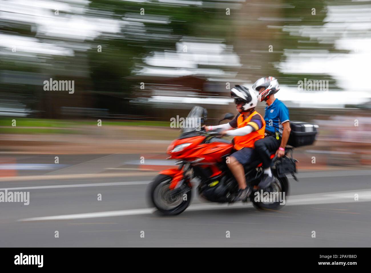 Triathlon-Beamte auf Motorrädern beim National Schools Triathlon in Hervey Bay, Esplanade, Torquay, Queensland, Australien Stockfoto