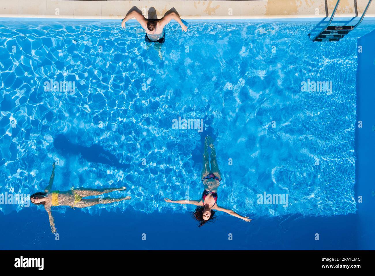 Top Aussicht auf Leute, die sich im Hotelpool draußen entspannen und schwimmen Stockfoto