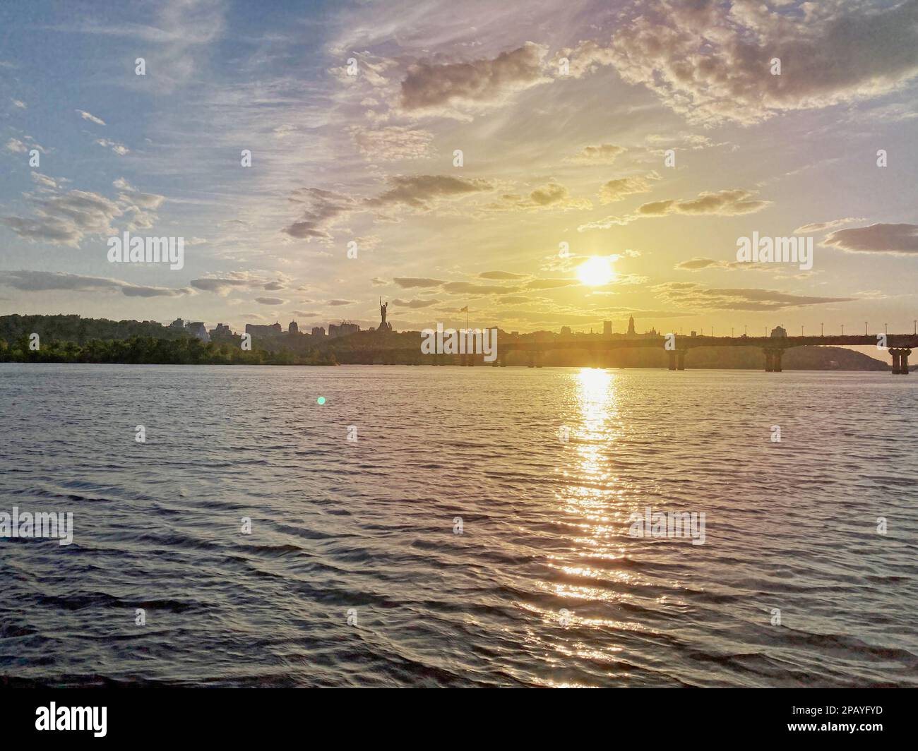 Historische Sehenswürdigkeiten der Ukraine. Wunderschöne malerische Aussicht auf Kiew. Sonnenuntergang über dem Dnjepr in Kiew. Blick auf den Fluss mit Wellen. Dramatische farbenfrohe Su Stockfoto