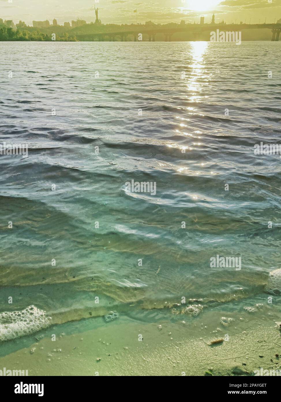 Historische Sehenswürdigkeiten der Ukraine. Wunderschöne malerische Aussicht auf Kiew. Sonnenuntergang über dem Dnjepr in Kiew. Blick auf den Fluss mit Wellen. Dramatische farbenfrohe Su Stockfoto