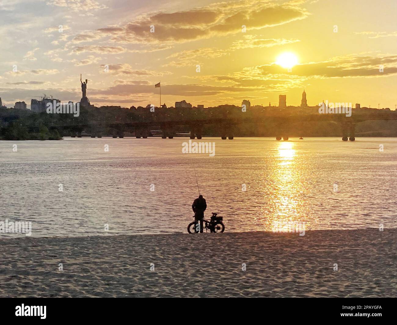 Historische Sehenswürdigkeiten der Ukraine. Wunderschöne malerische Aussicht auf Kiew. Sonnenuntergang über dem Dnjepr in Kiew. Blick auf den Fluss mit Wellen. Dramatische farbenfrohe Su Stockfoto