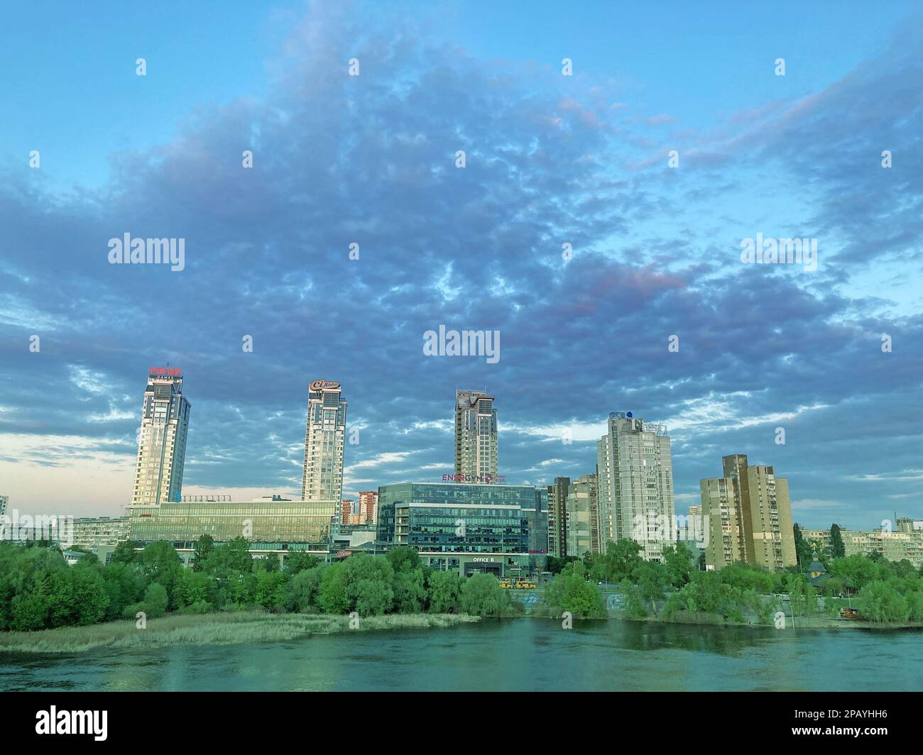 Kiew Stadtbrücke über den Fluss Dnieper. Malerischer Blick auf die Stadtlandschaft. Die berühmte Brücke. Wohngebäude. Blick auf den großen Fluss, blaues Wasser Stockfoto