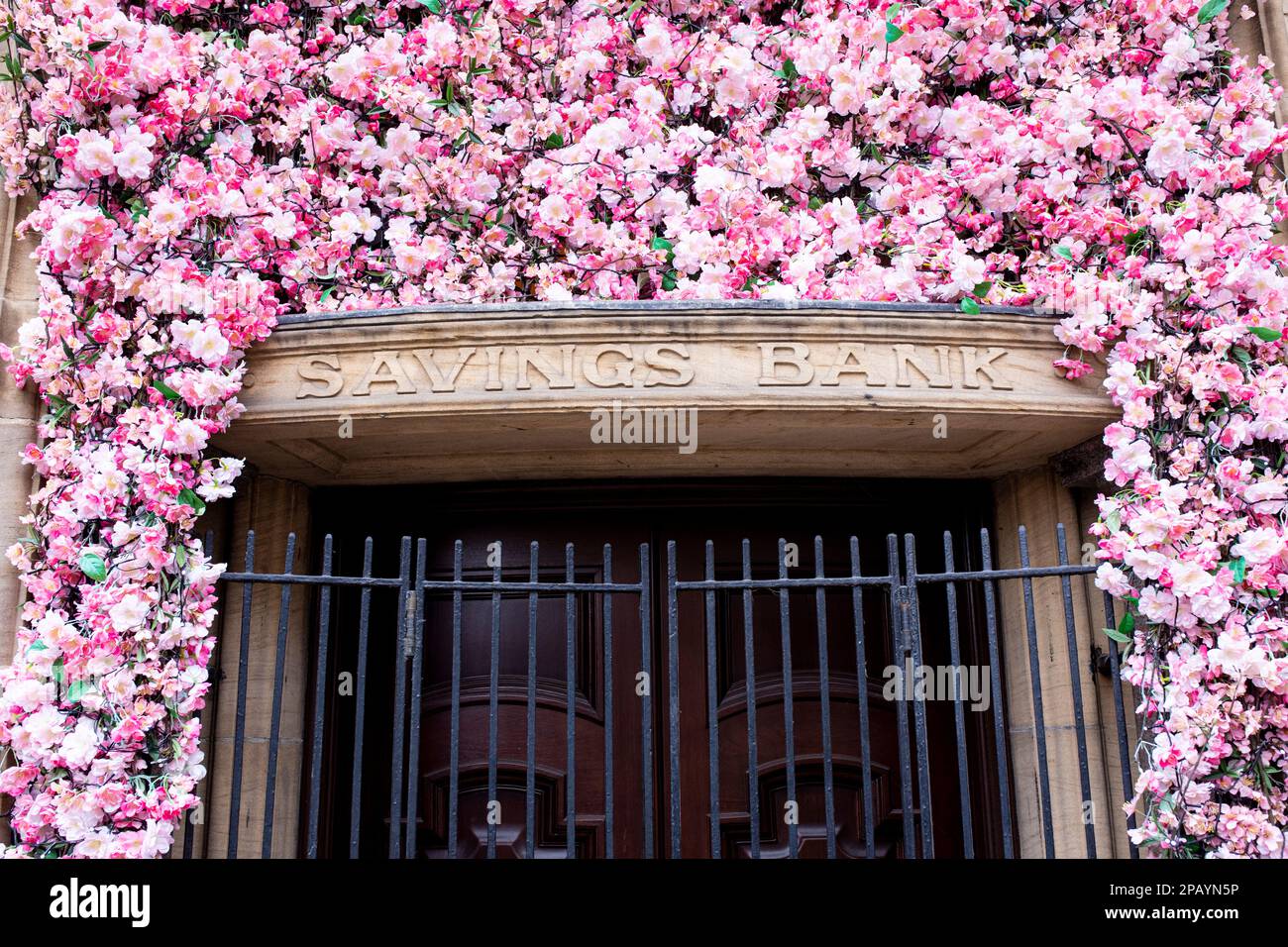 Schilder der der Sparkasse und Blumenausstellung in Großbritannien Stockfoto