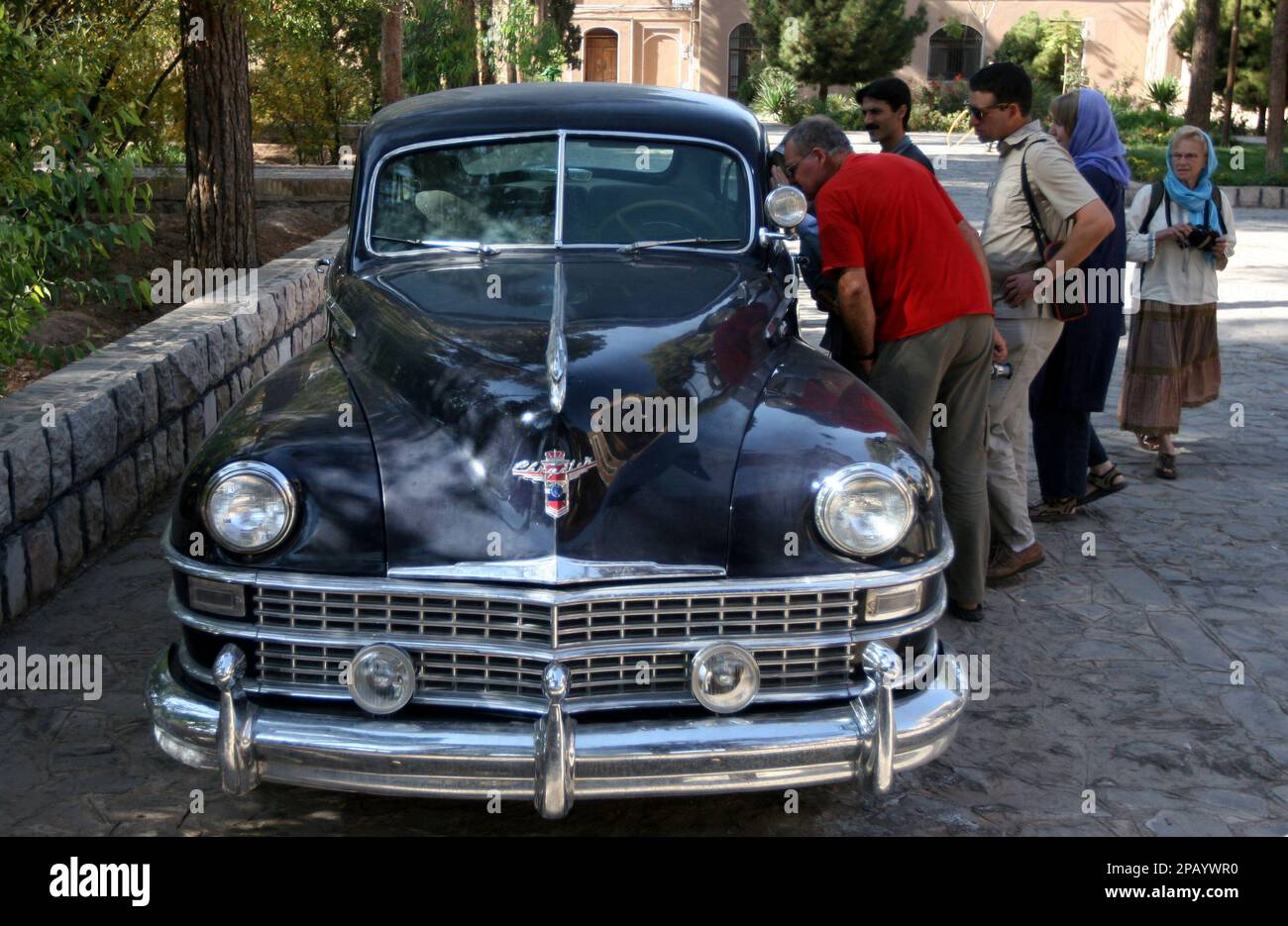 Italian tourists look at a car which was used to exile of Reza Shah Pahlavi, an army officer who became the ruler of Iran and founder of the Pahlavi dynasty in 1925, after Iran was occupied by Soviet Union and British in 1941, in Kerman 1,040 kms (624 miles) south of Tehran, in this photo taken on Friday Sept, 19, 2007. (AP Photo/Hasan Sarbakhshian) Stockfoto
