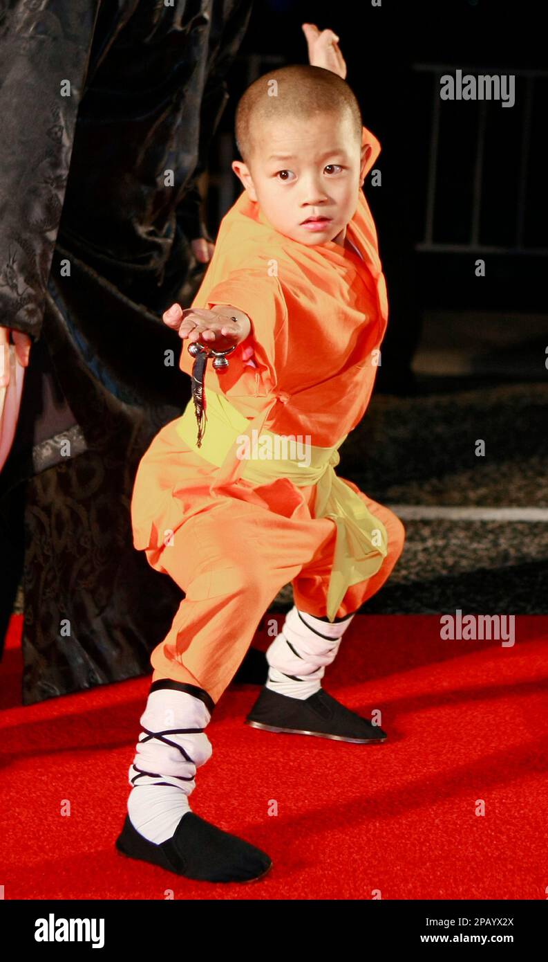 Zhang Zhuang of China in costume of his movie "Kung-fu Kid" poses for the media upon his arriva lat the red carpet for the opening of the 20th Tokyo International Film Festival Saturday, Oct. 20, 2007. The nine-day festival started on Saturday. His film is screened in the festival. (AP Photo/Itsuo Inouye) Stockfoto