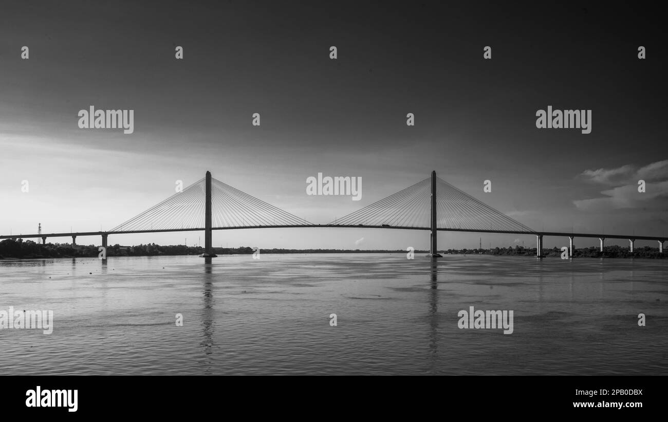 Wir nähern uns der Tsubasa-Brücke über den Mekong in der Provinz Kandal, Kambodscha. Stockfoto