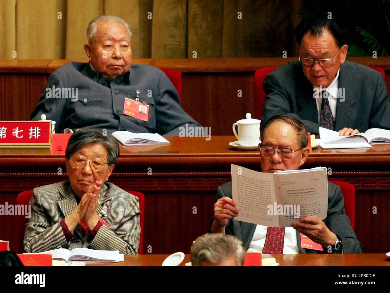 Former Chinese Communist Party Chairman Hua Guofeng, top left, attends the opening ceremony of the 17th Communist Party Congress in Beijing's Great Hall of the People Monday Oct. 15, 2007. Hua was the leader appointed to take over on the death of Mao Zedong in 1976, but was sidelined two years later by Deng Xiaoping. (AP Photo/Greg Baker) Stockfoto