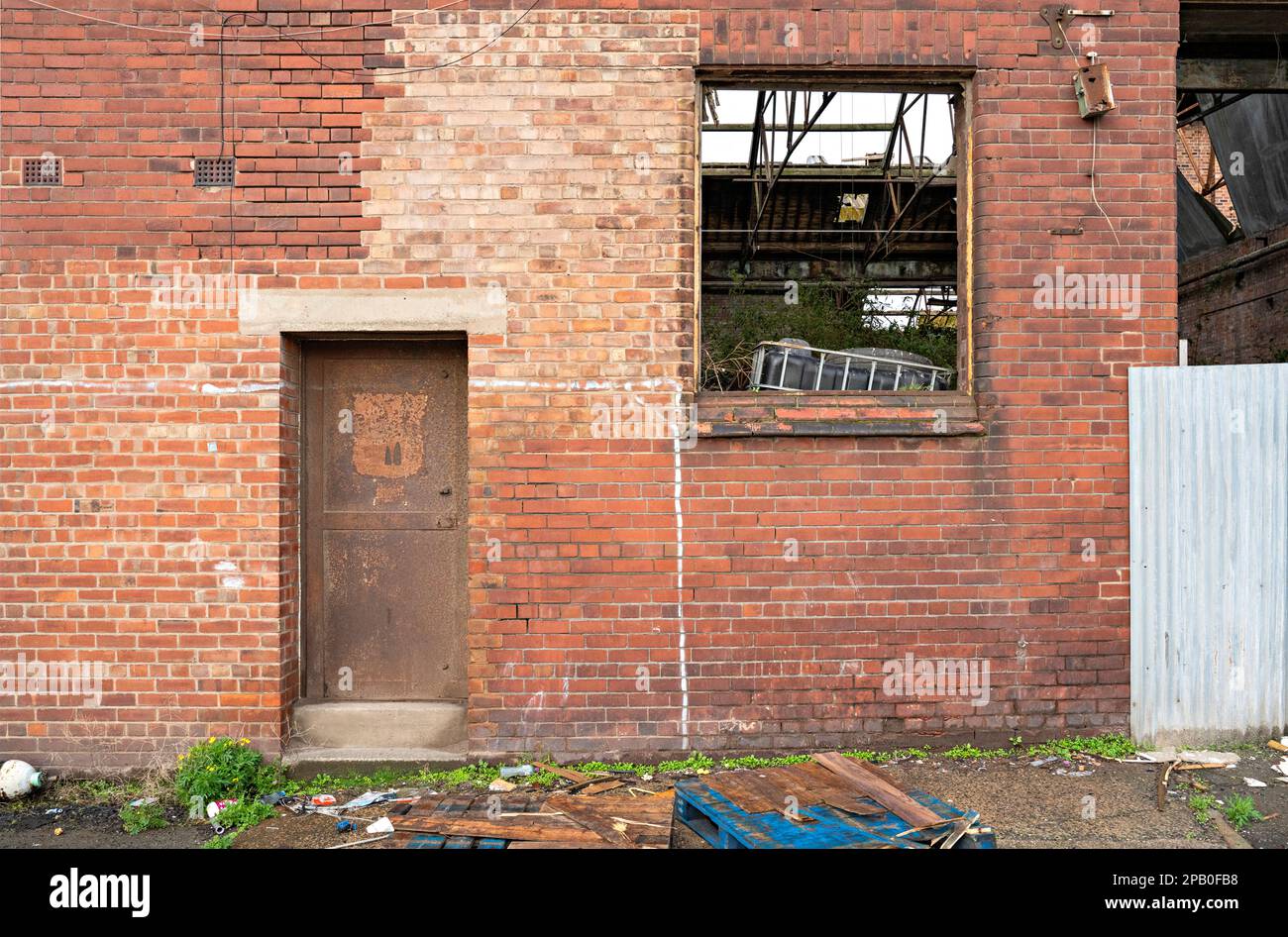 Vordere Anhöhe zum verlassenen Lagerhaus in Liverpool Dockland Stockfoto