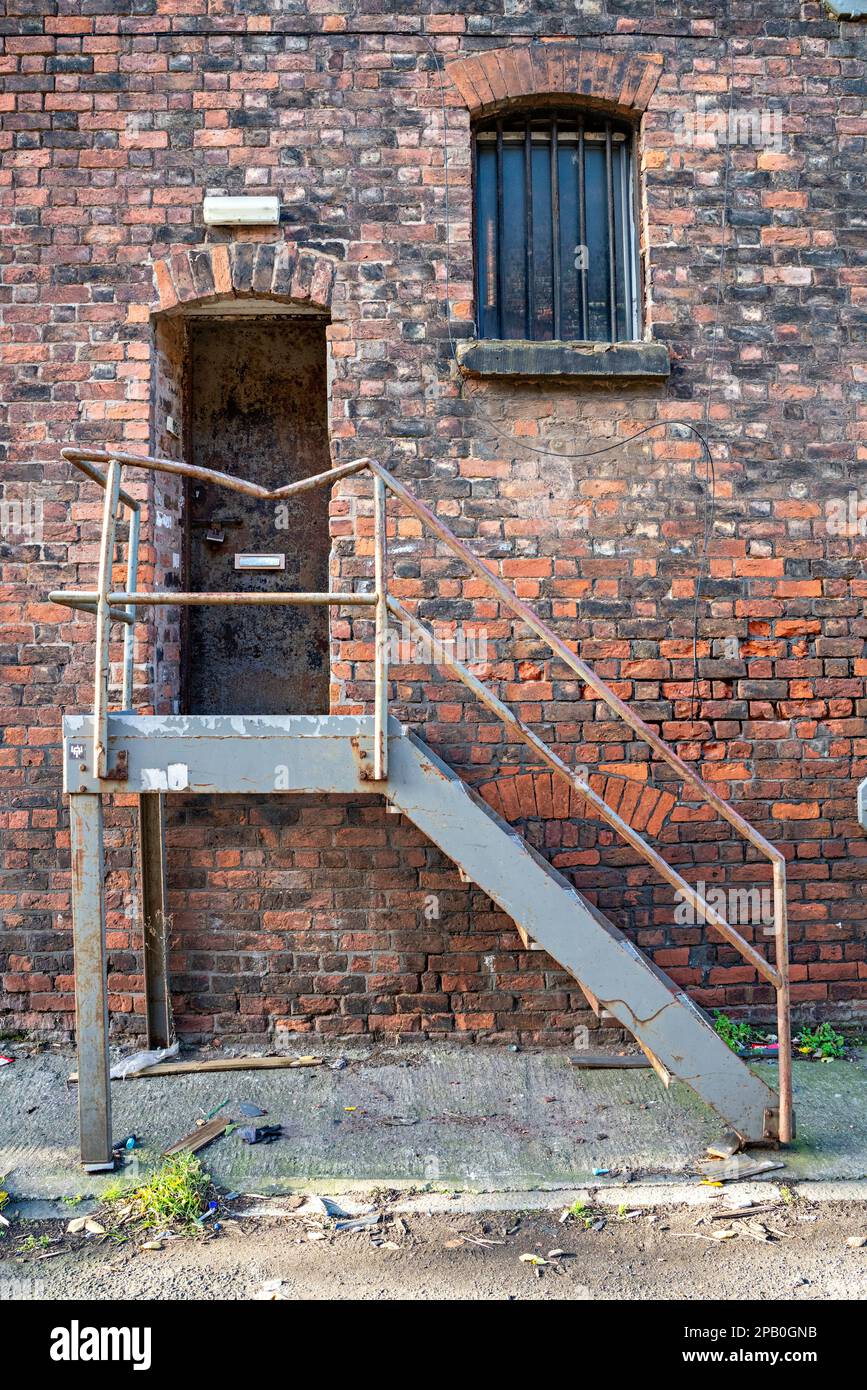 Eingangstür zum Lagerhaus in den Liverpool Docklands Stockfoto