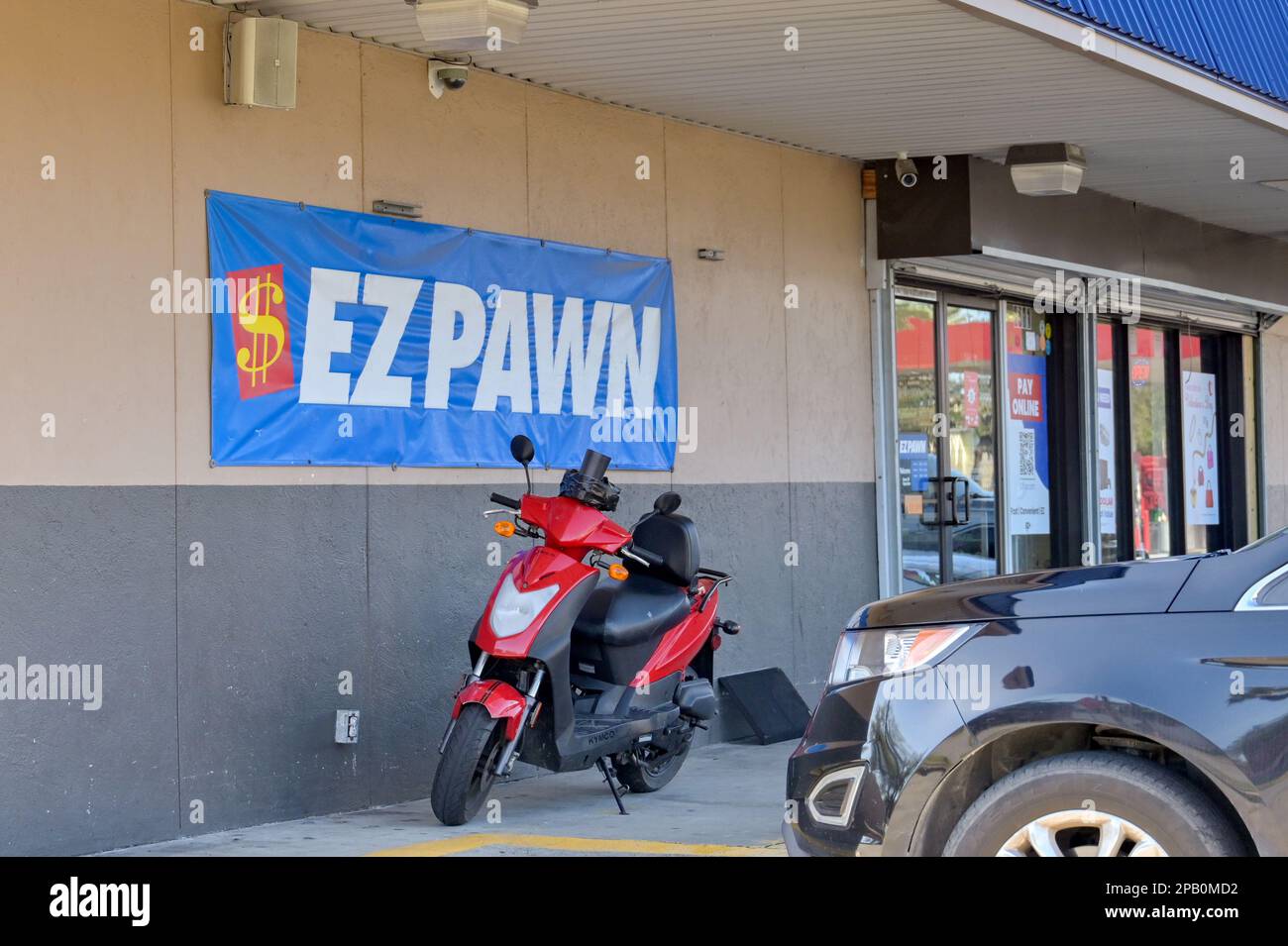 Galveston, Texas, USA - Februar 2023: Schild vor dem Eingang zum EZ Pawn Pfandleihgeschäft in der Nähe des Stadtzentrums Stockfoto