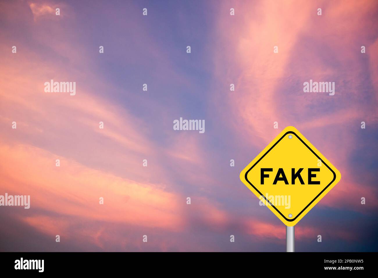 Gelbes Transportschild mit dem Wort Fake auf violettem Himmelshintergrund Stockfoto