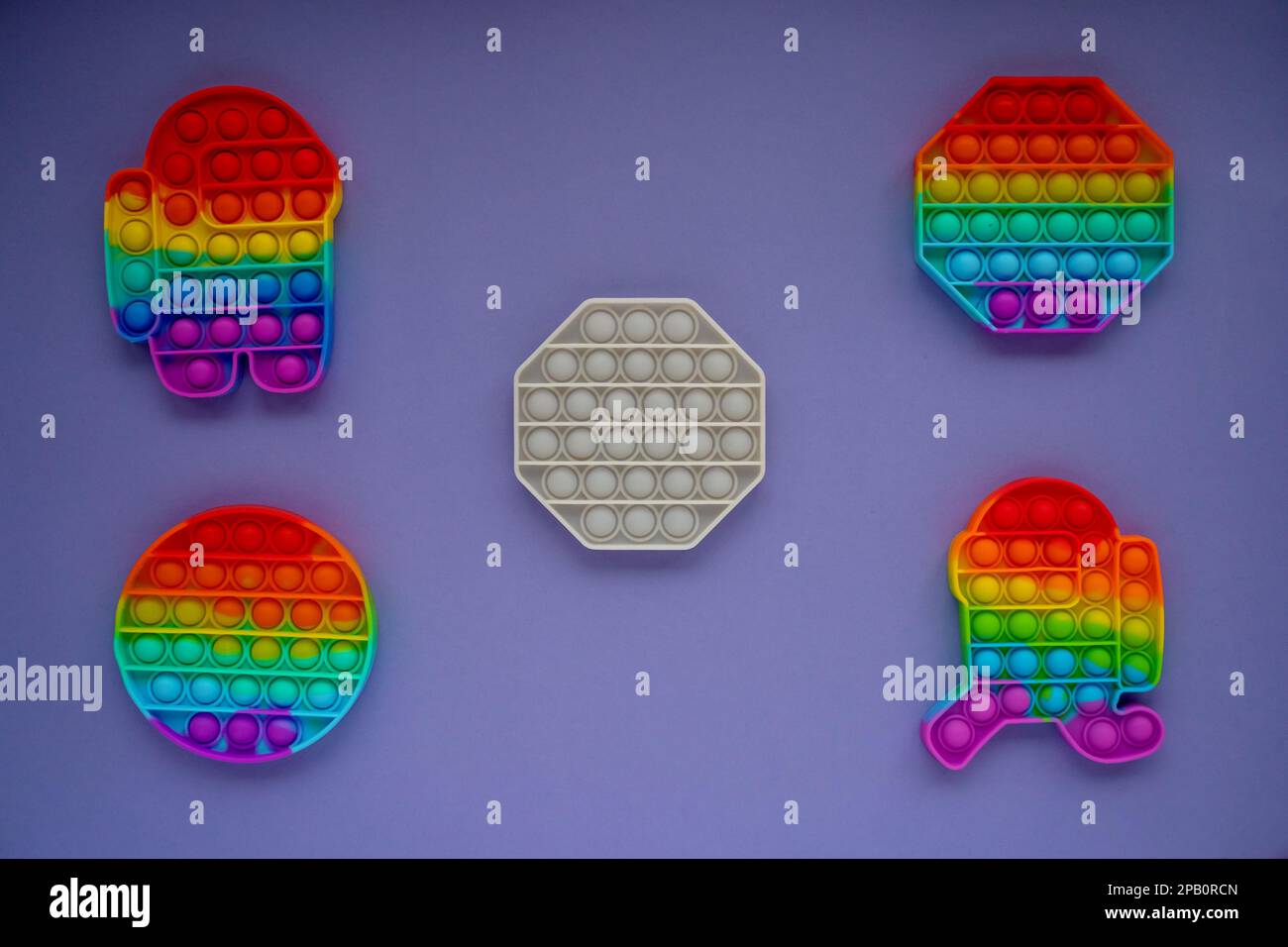 Spiele für Kinder, die sie lange beschäftigen. Trendige Spielzeuge in Form von geometrischen Figuren und einer Figur unter uns. Sehr perspektivischer Hintergrund. Oben Stockfoto