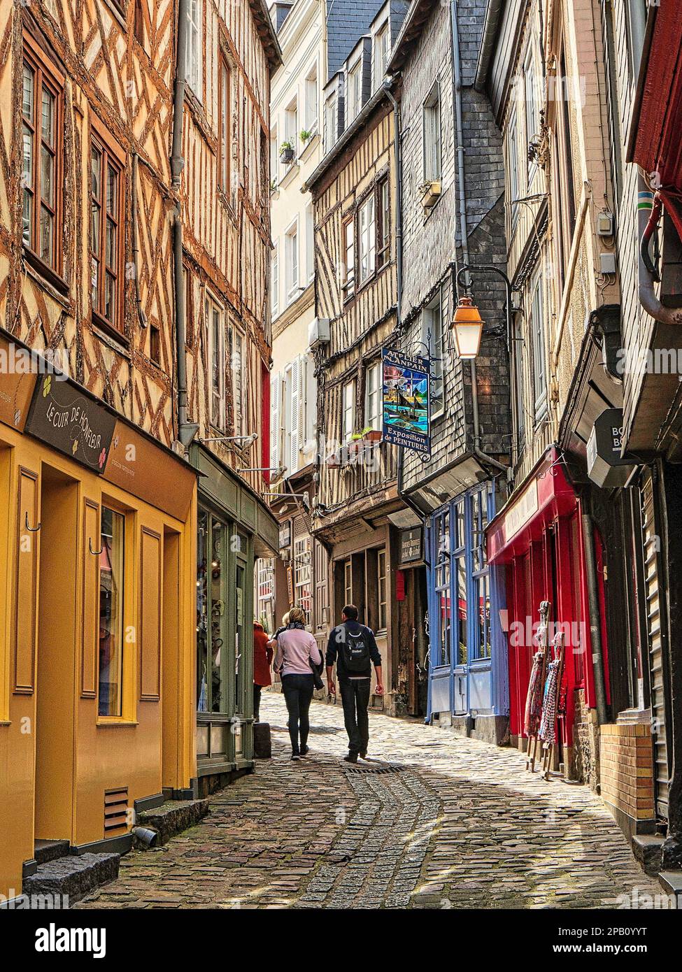 Enge Straße mit Fachwerkhäusern und Geschäften, im mittelalterlichen KüstenFischerdorf Honfleur, Normandie, Frankreich, Stockfoto