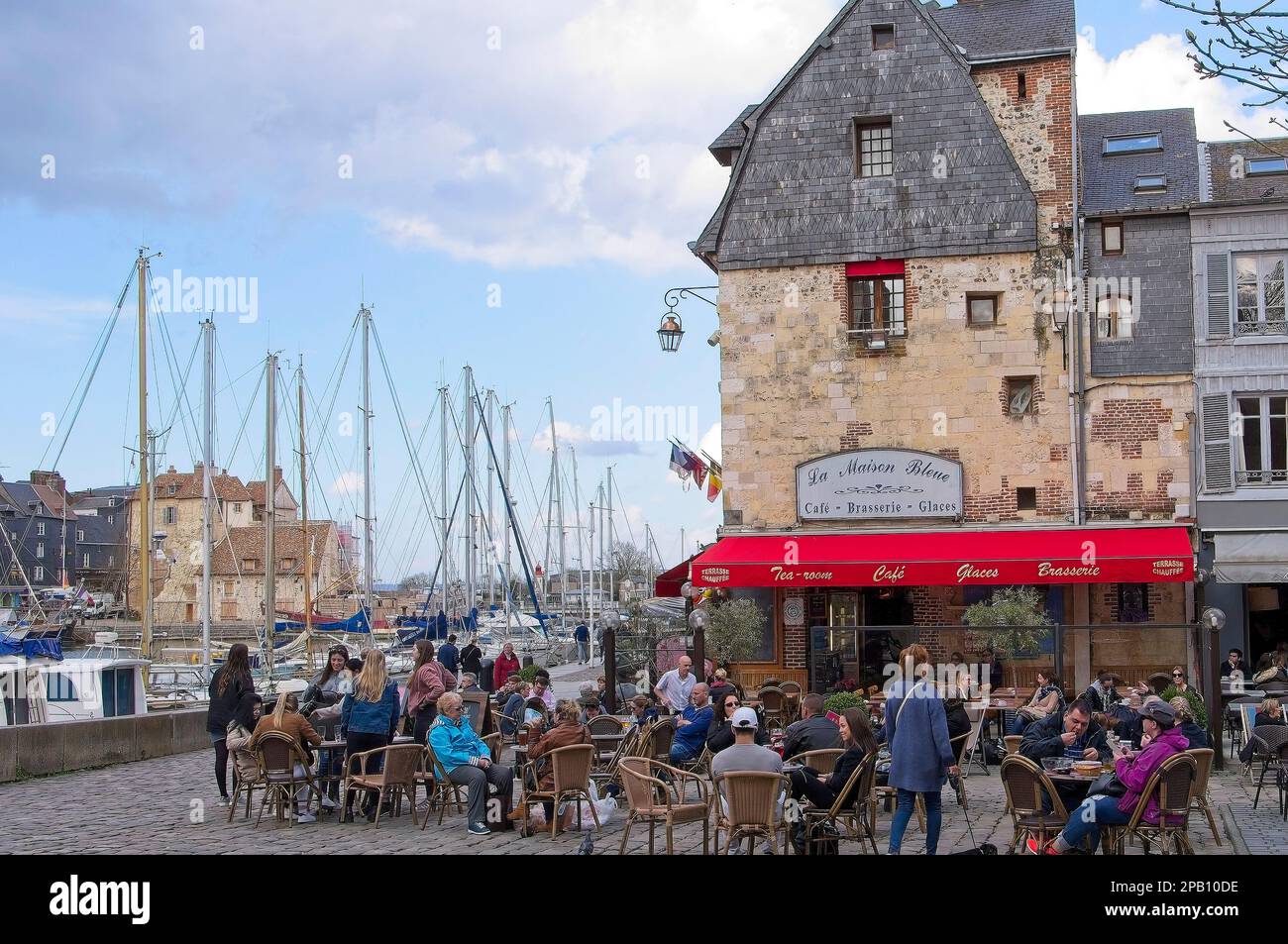 Harbourside Cafe/Brasserie, mit rotem Baldachin und Sitzgelegenheiten im Freien, Honfleur, Normandie, Frankreich, Stockfoto
