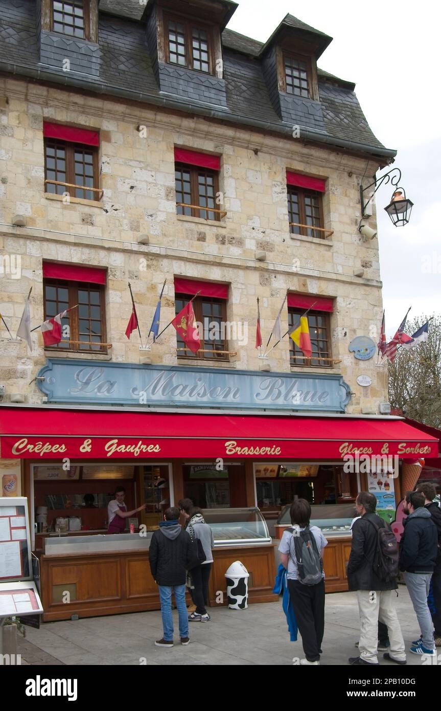 Harbourside Cafe/Brasserie mit rotem Baldachin und Sitzgelegenheiten im Freien. Honfleur, Normandie, Frankreich. Stockfoto