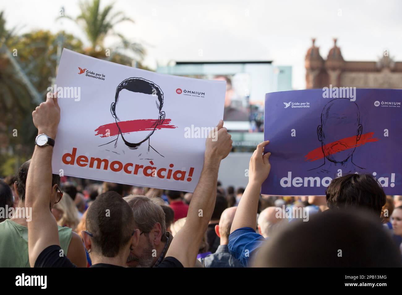 BARCELONA, SPANIEN. 10. Oktober 2017. Anhänger der katalanischen Unabhängigkeit versammeln sich vor dem katalanischen Parlament, um einen Vortrag des Präsidenten der Region Char zu halten Stockfoto