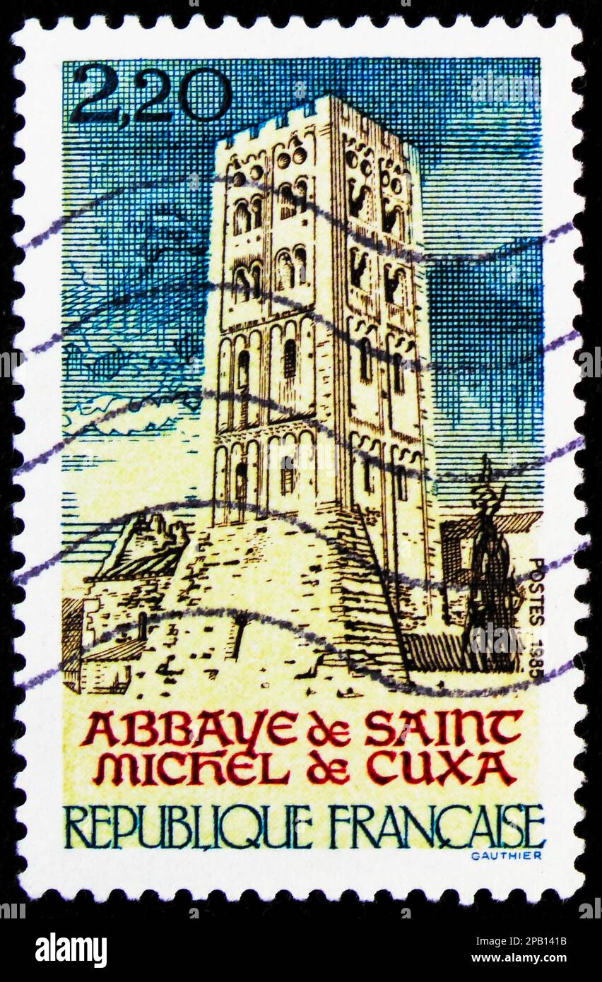 MOSKAU, RUSSLAND - 15. FEBRUAR 2023: Frankreichs Briefmarke zeigt Abbey Saint-Michel-de-Cuxa, Tourismusserie, ca. 1985 Stockfoto