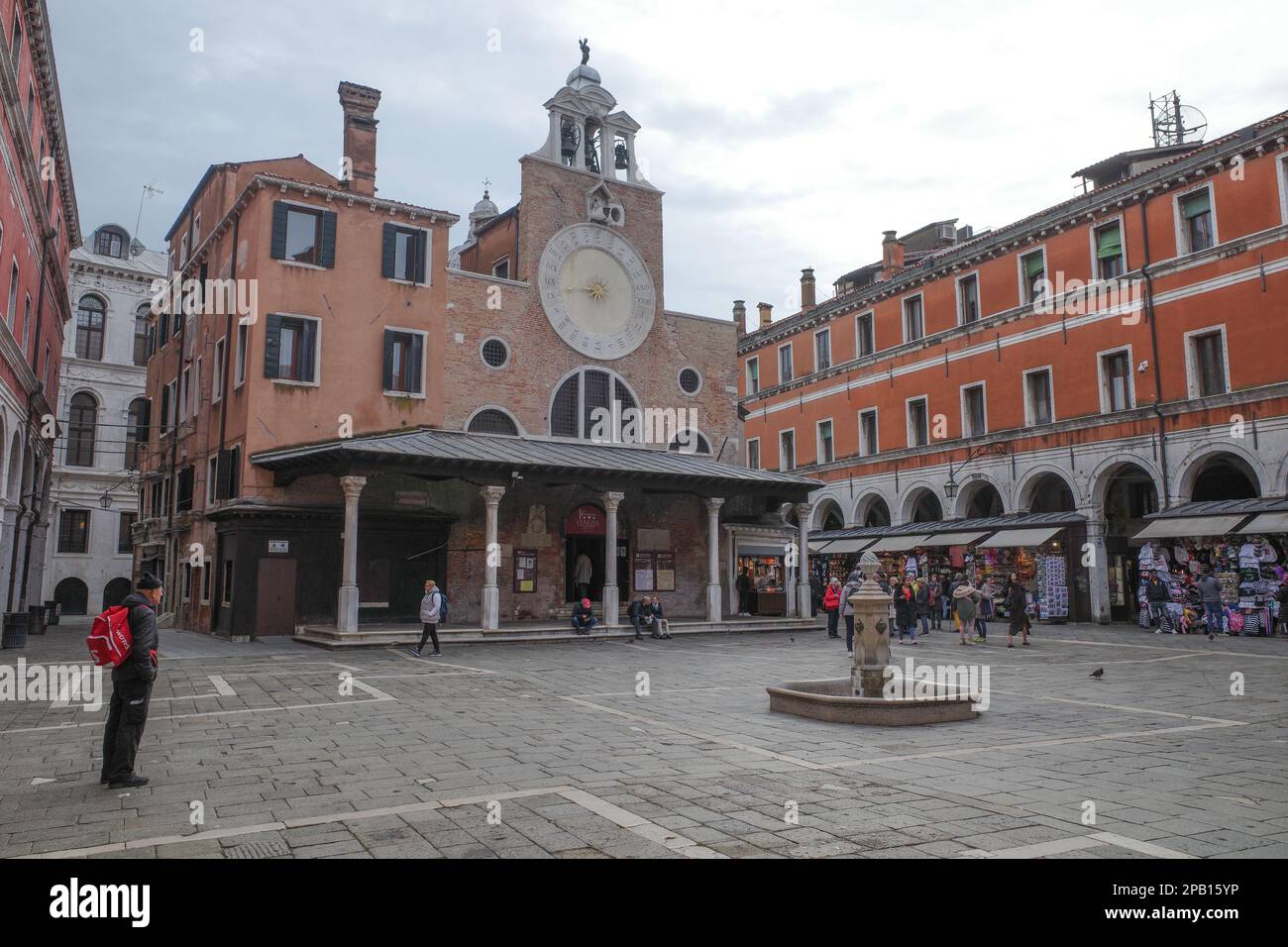 Venedig, Italien - 15. November 2022: Campo San Giacomo di Rialto und Kirchentour Stockfoto