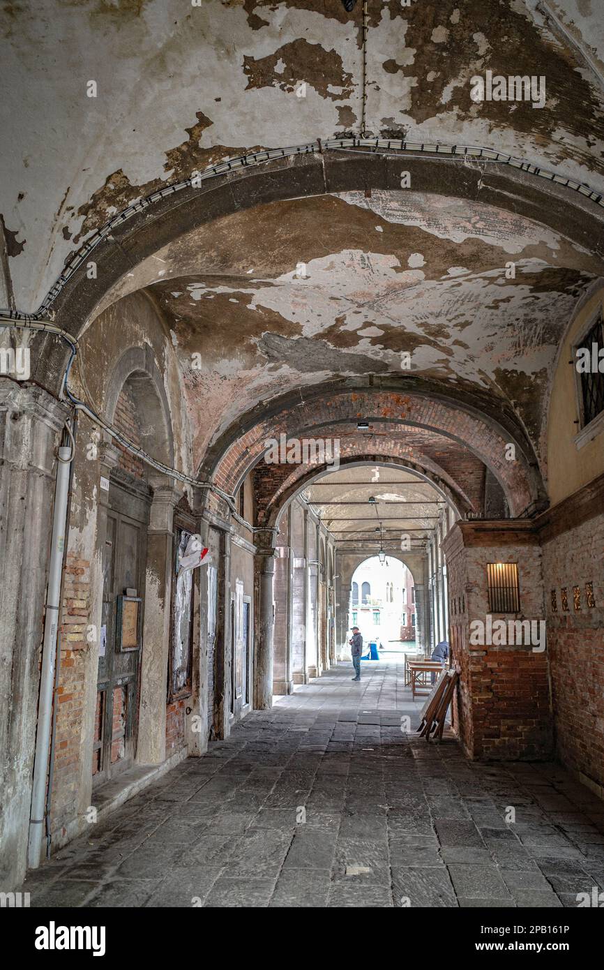 Venedig, Italien - 15. November 2022: Torbögen des Mercato di Rialto Markts Stockfoto