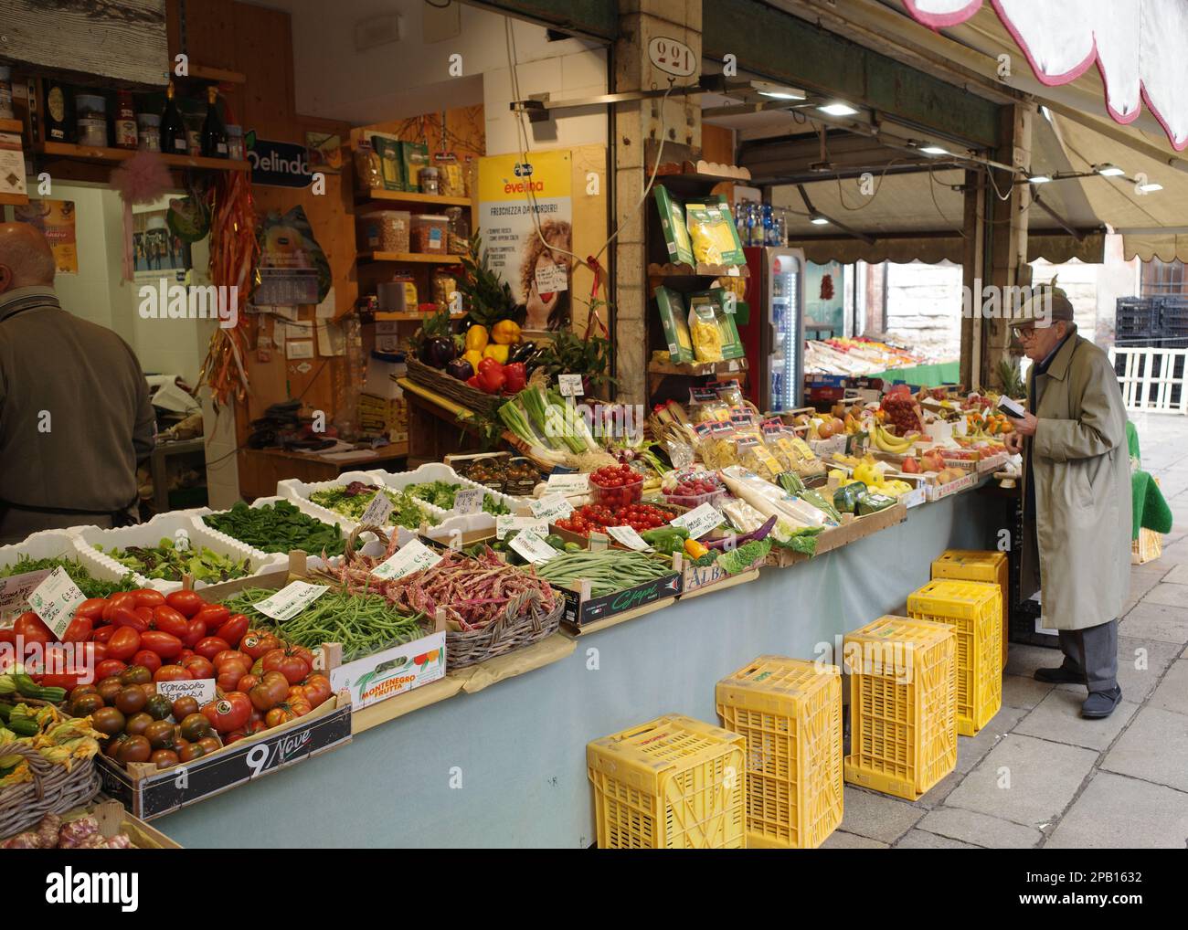 Venedig, Italien - 15. November 2022: Frisches Obst und Gemüse auf dem Markt Mercato di Rialto erhältlich Stockfoto