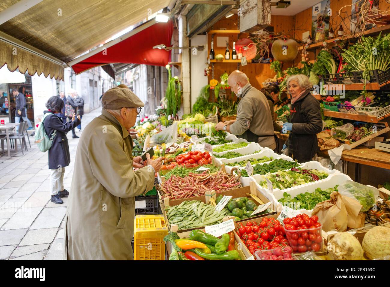Venedig, Italien - 15. November 2022: Frisches Obst und Gemüse auf dem Markt Mercato di Rialto erhältlich Stockfoto