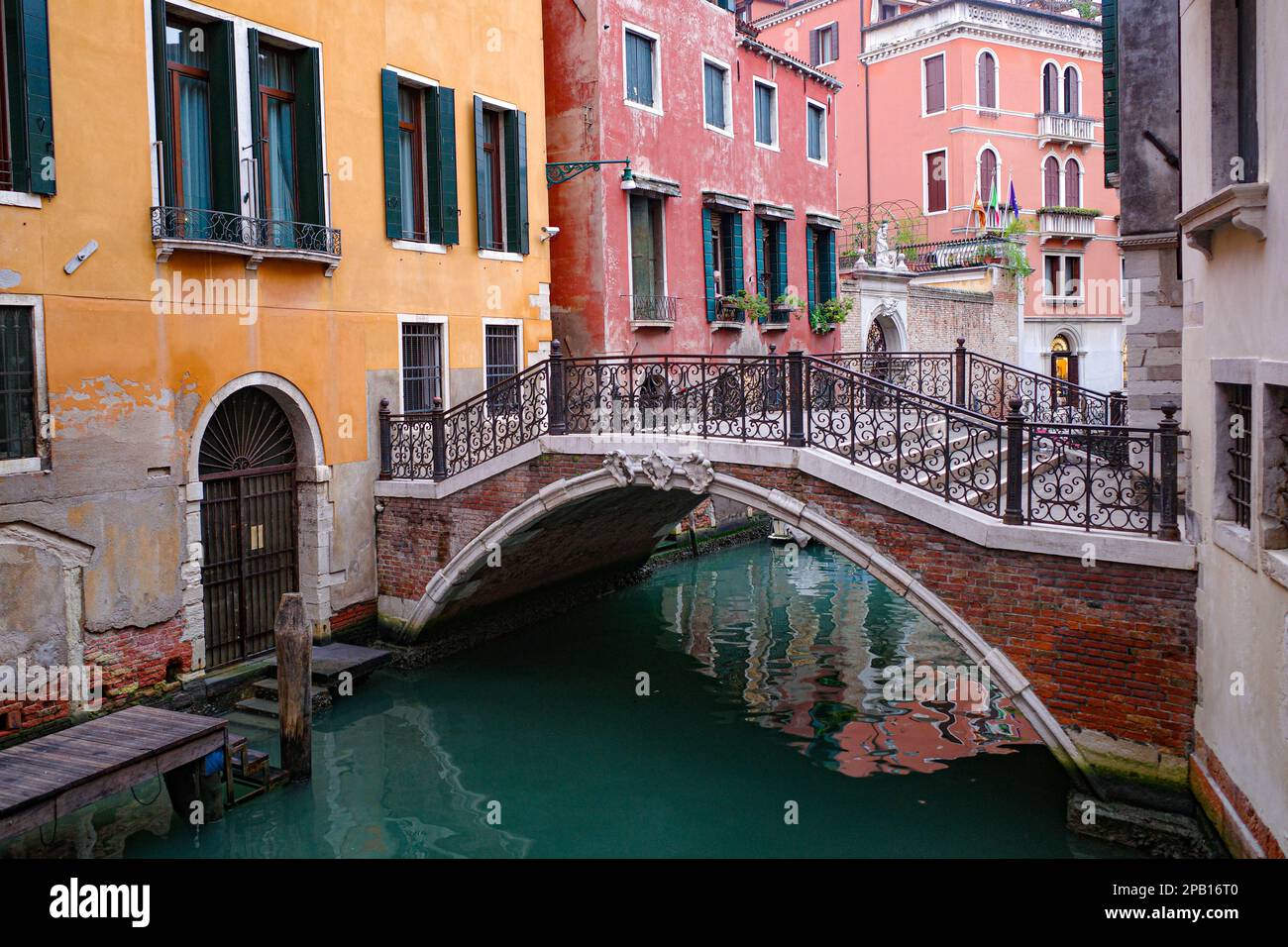 Venedig, Italien - 15. November 2022: Brücke über die venezianischen Kanäle Stockfoto