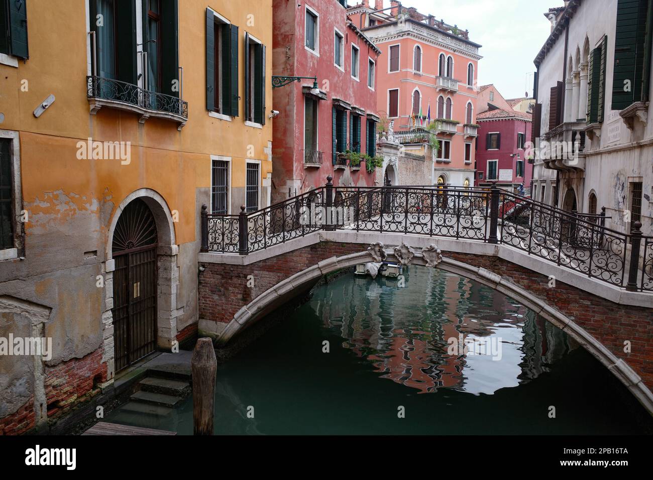Venedig, Italien - 15. November 2022: Brücke über die venezianischen Kanäle Stockfoto