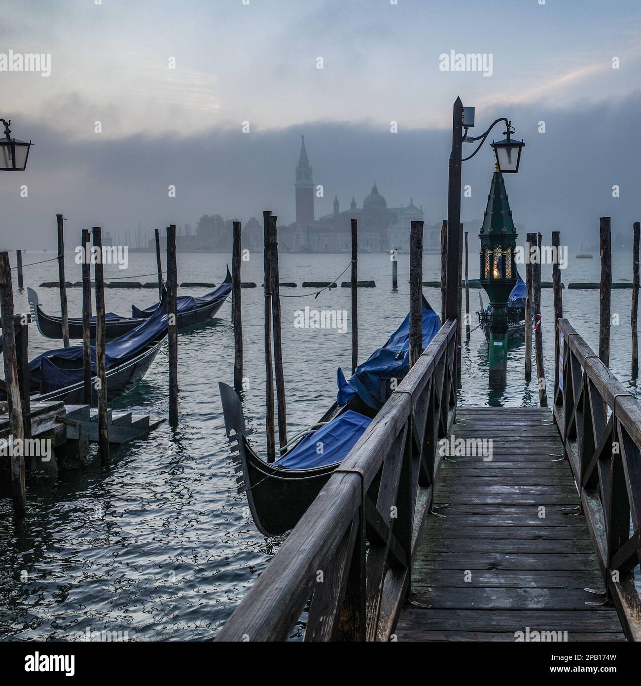 Venedig, Italien - 15. November 2022: Morgenblick auf Gondeln, den Canale Grande und den Glockenturm San Giorgio Stockfoto