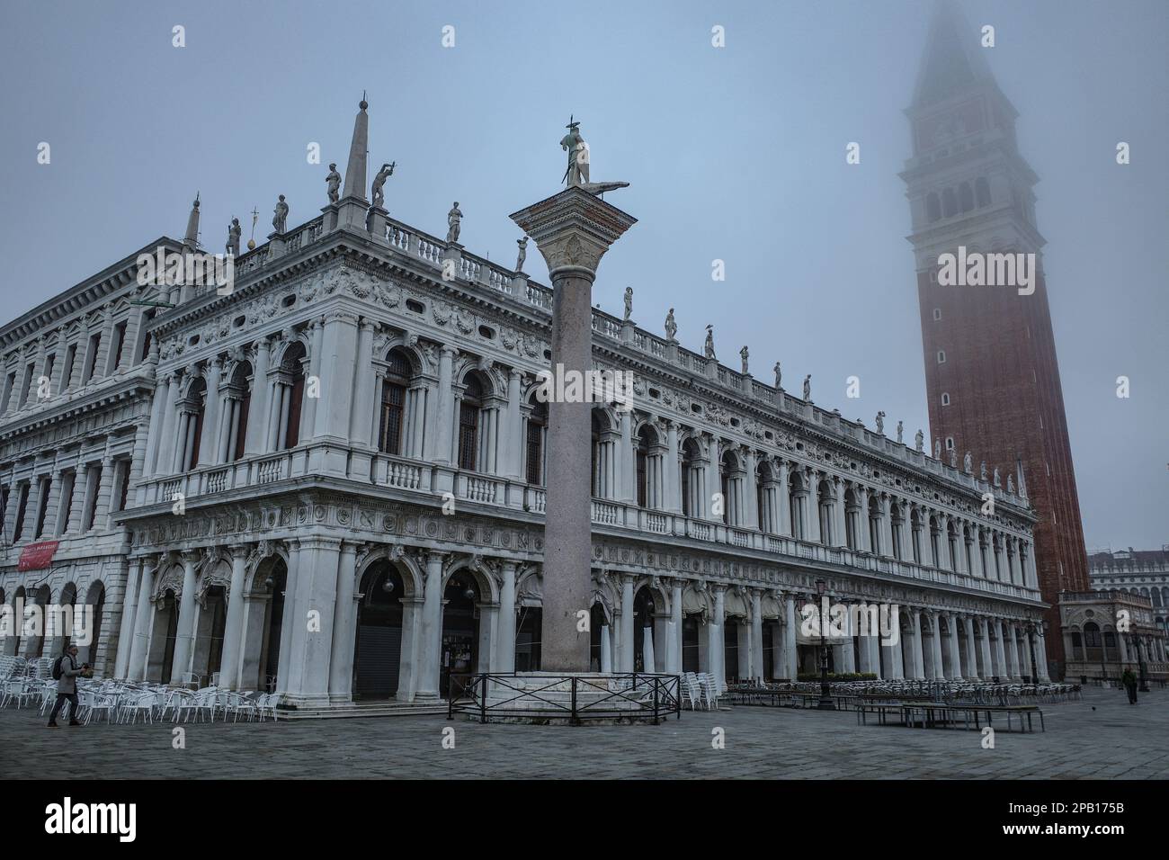 Venedig, Italien - 15. November 2022: Früher Morgen auf der Piazza San Marco Stockfoto