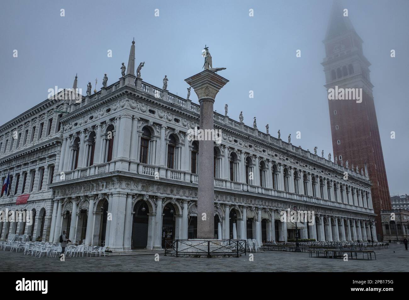Venedig, Italien - 15. November 2022: Früher Morgen auf der Piazza San Marco Stockfoto