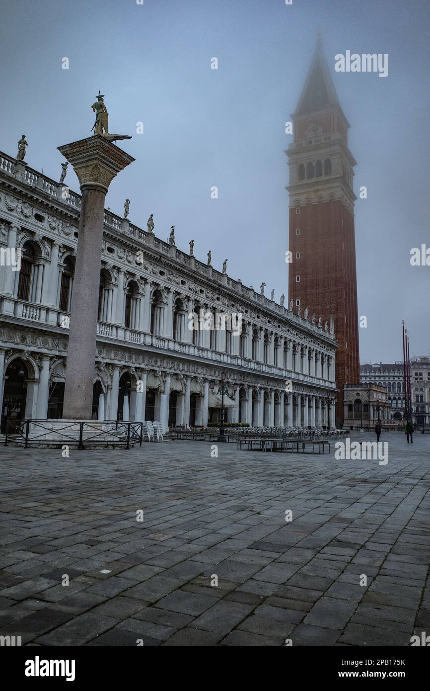 Venedig, Italien - 15. November 2022: Früher Morgen auf der Piazza San Marco Stockfoto
