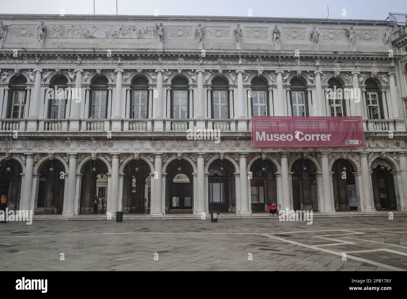 Venedig, Italien - 15. November 2022: Früher Morgen auf der Piazza San Marco Stockfoto