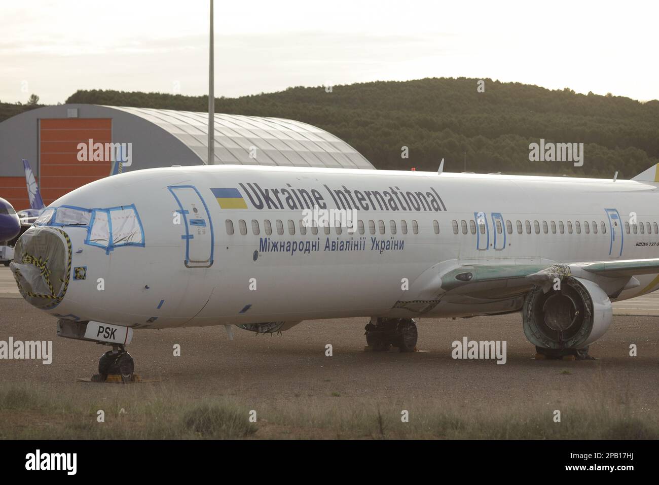 Castellon de la Plana, Spanien - 11. November 2022: Ukraine International Airlines (Miznarodni Avialiniji Ukrajiny) Flugzeugrumpf auf einem Flugzeugträger Stockfoto