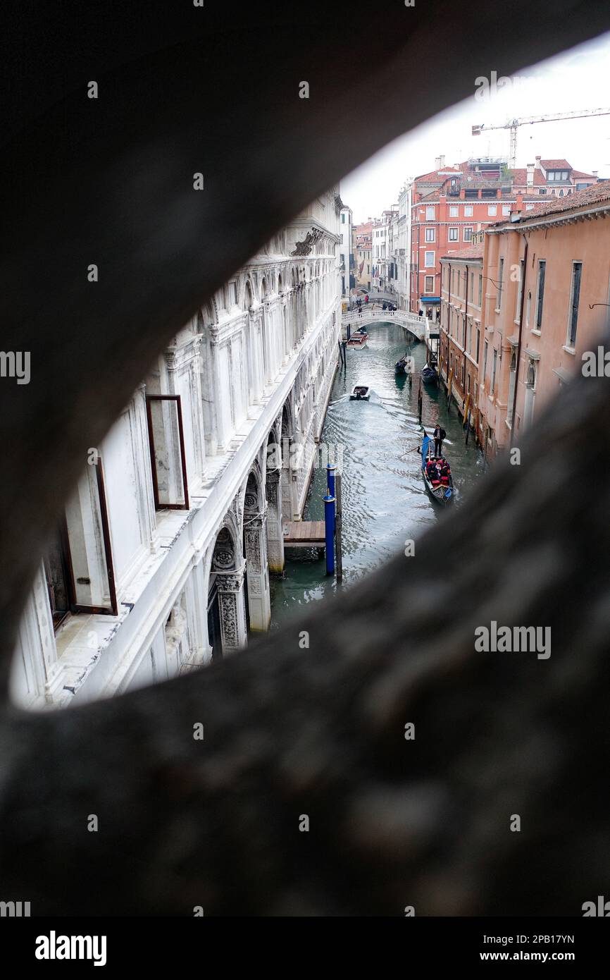 Venedig, Italien - 15. November 2022: Die Seufzerbrücke im Dogenpalast, Palazzo Ducale Stockfoto