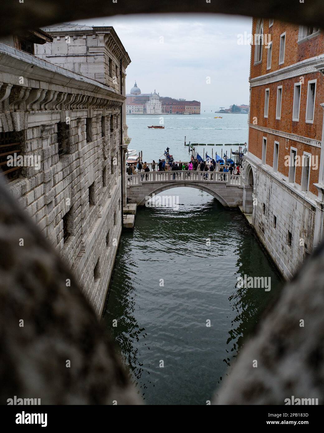 Venedig, Italien - 15. November 2022: Die Seufzerbrücke im Dogenpalast, Palazzo Ducale Stockfoto