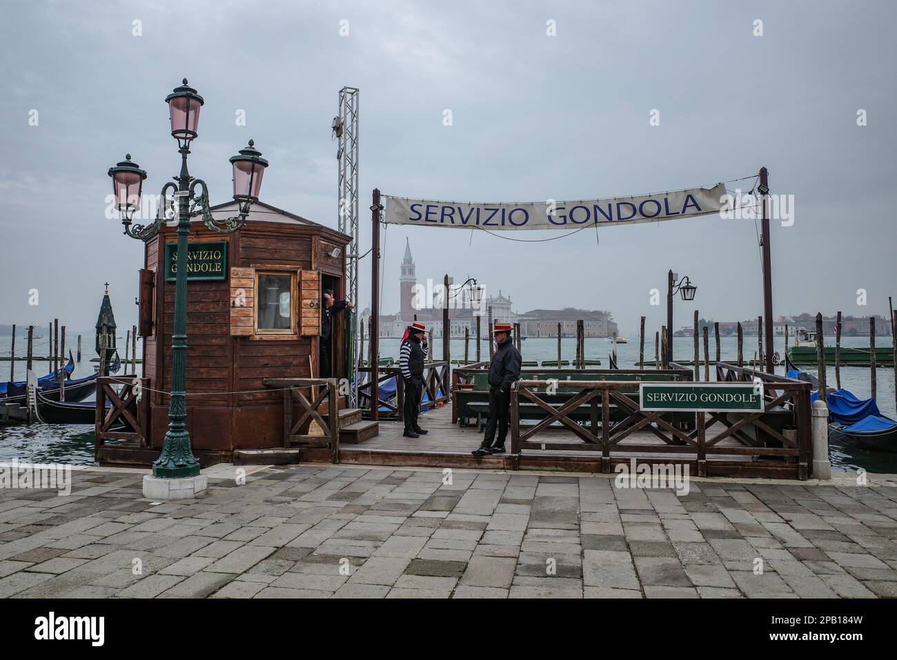 Venedig, Italien - 15. November 2022: Gondelstation am Ufer des Canale Grande Stockfoto