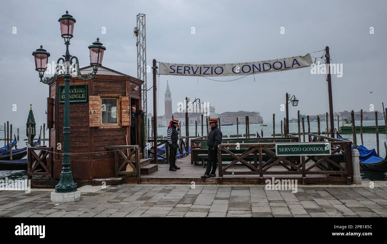 Venedig, Italien - 15. November 2022: Gondelstation am Ufer des Canale Grande Stockfoto