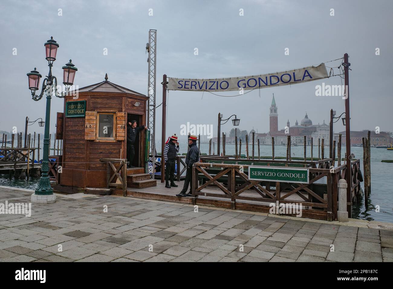 Venedig, Italien - 15. November 2022: Gondelstation am Ufer des Canale Grande Stockfoto