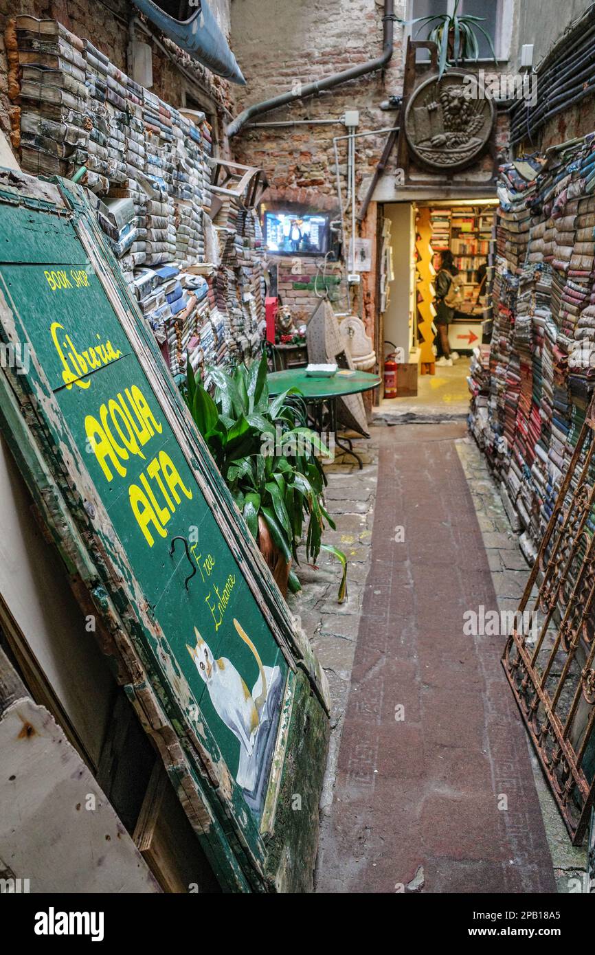 Venedig, Italien - 15. November 2022: Buchhandlung Libreria Acqua Alta in Venedig, Italien Stockfoto