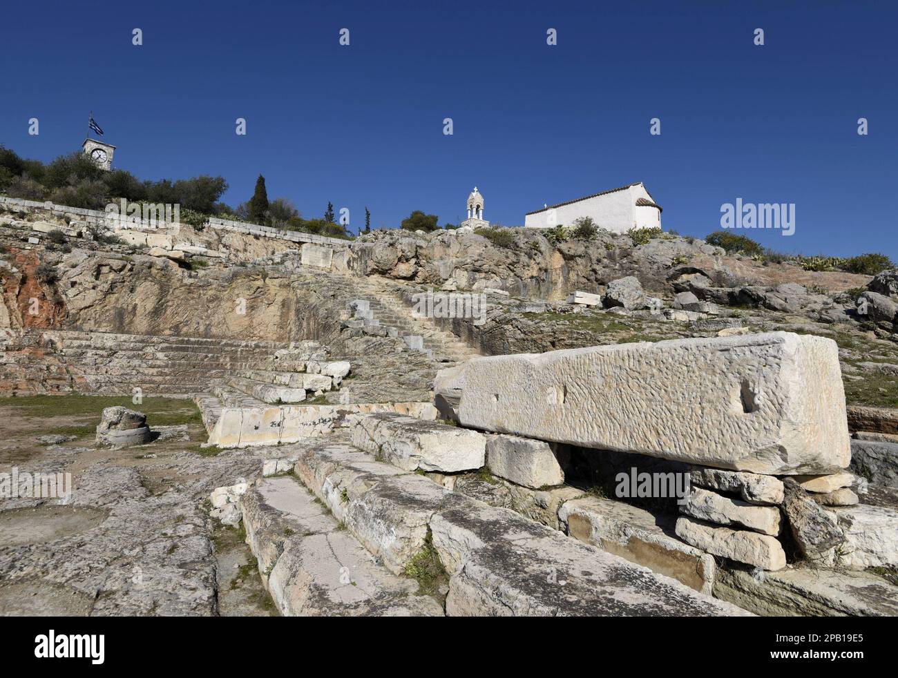 Malerischer Blick auf die klassischen antiken Telesterion-Überreste, die den Eleusinen-Mysterien an der archäologischen Stätte Eleusis in Griechenland gewidmet sind. Stockfoto