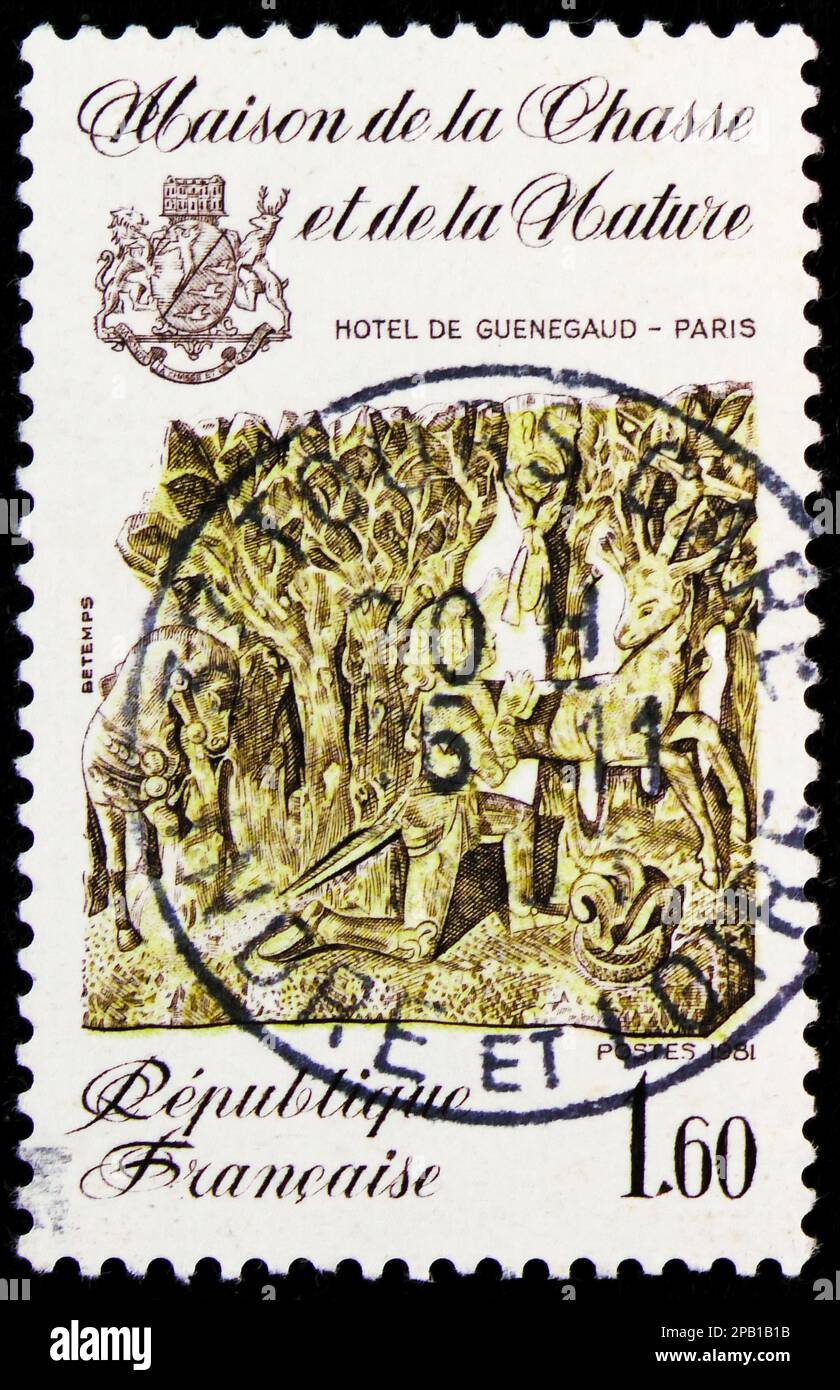 MOSKAU, RUSSLAND - 15. FEBRUAR 2023: Frankreichs Briefmarke zeigt Jagd- und Naturmuseum - Guénégaud Hotel - Paris, ca. 1981 Stockfoto