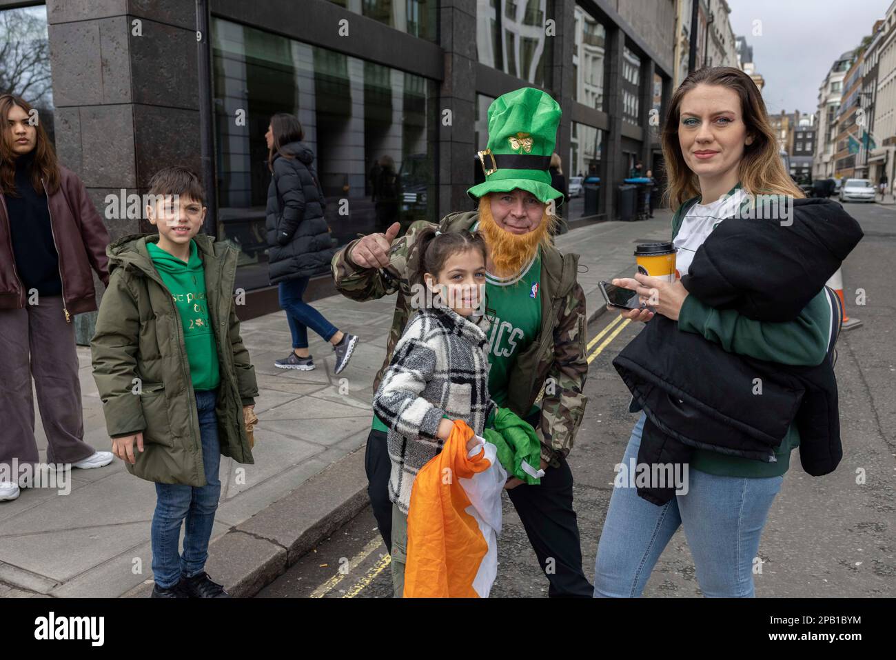 London, Großbritannien. 12. März 2023. St Patrick's Day Parade and Festival 2023, London, England, Vereinigtes Königreich. Menschen aus irischem Kulturerbe nehmen an den Feierlichkeiten zum St. Patrick's Day in der Hauptstadt Teil. März 12. 2023, Piccadilly, London, England, Großbritannien Kredit: Clickpics/Alamy Live News Stockfoto