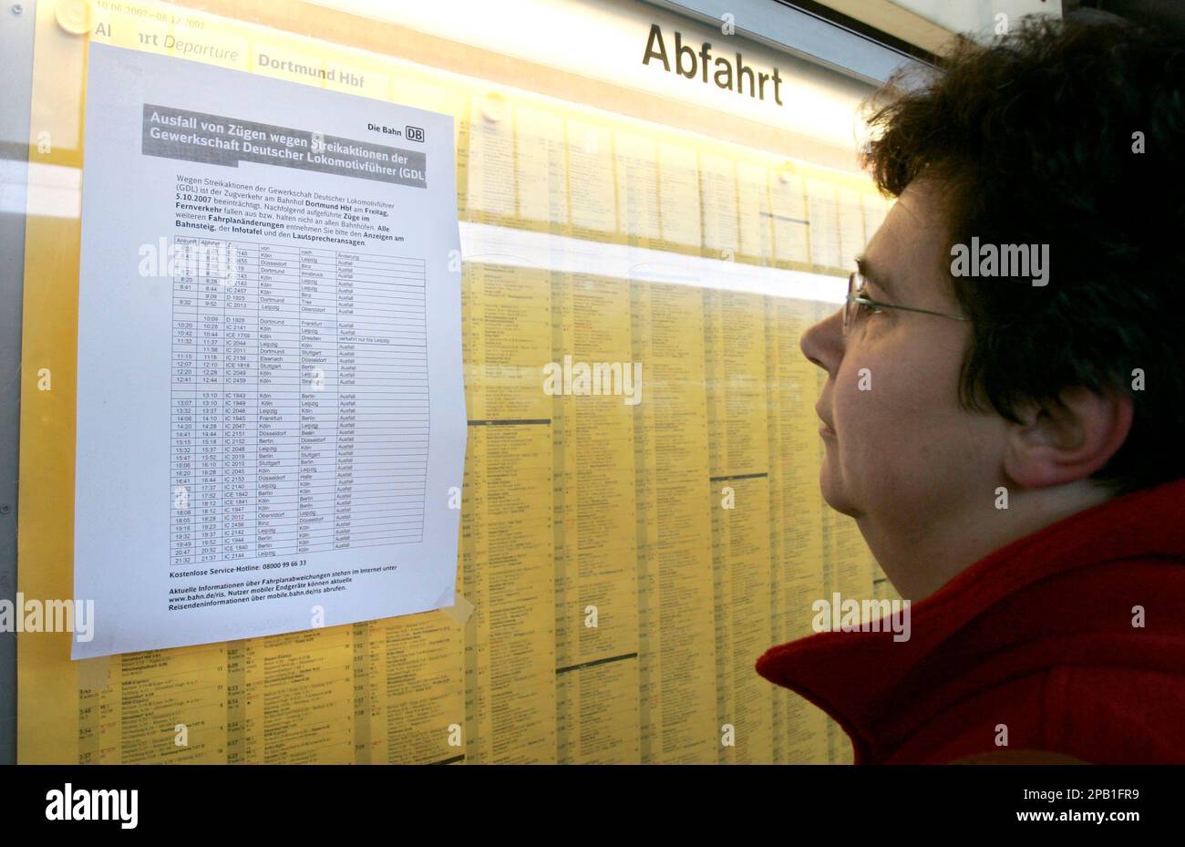 eine-sonder-fahrplan-zeigt-am-freitag-5-oktober-2007-am-hauptbahnhof