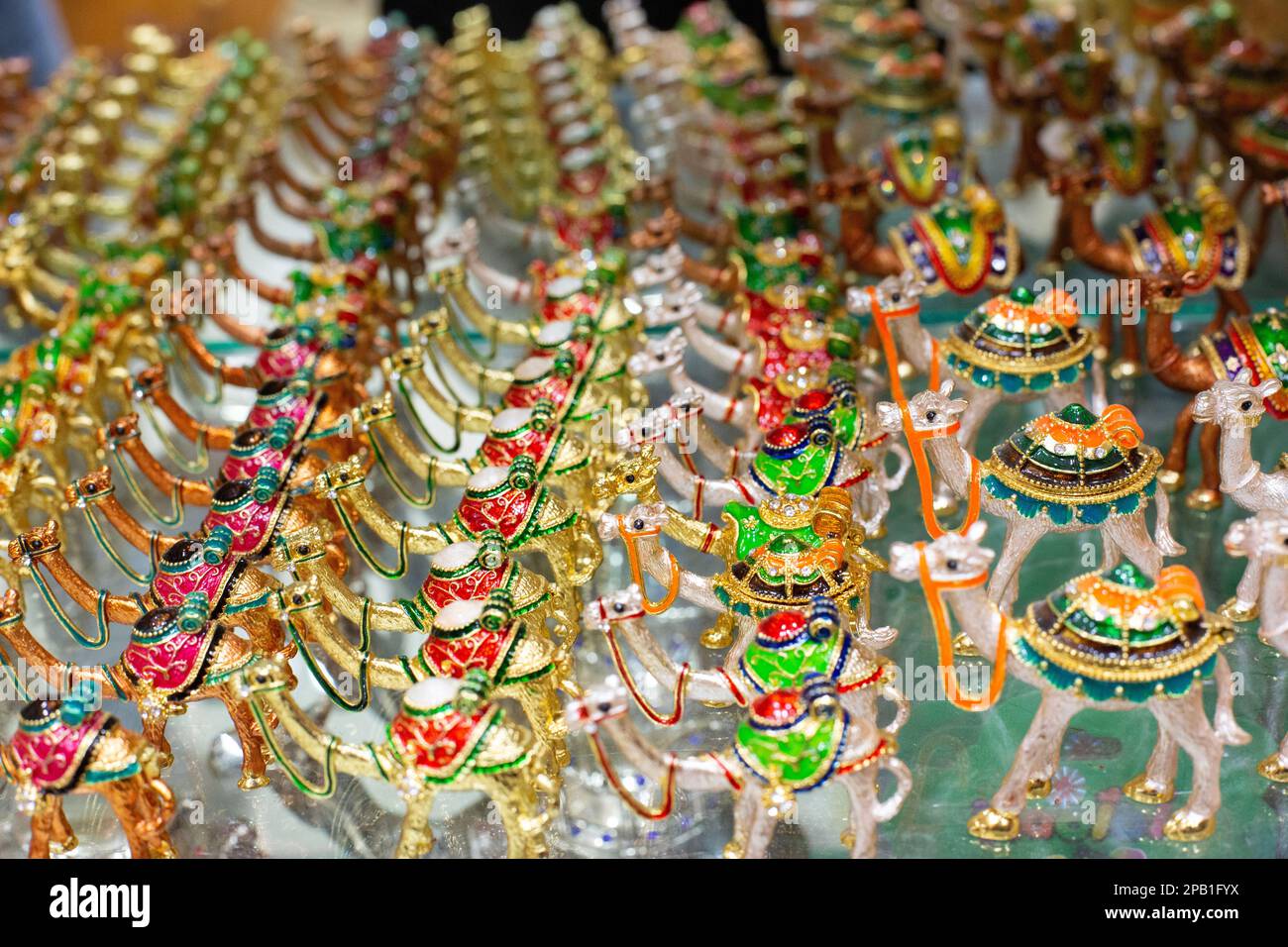 Souvenirs von Kamelen zum Verkauf im Souk in Muscat, Sultanat von Oman. Stockfoto
