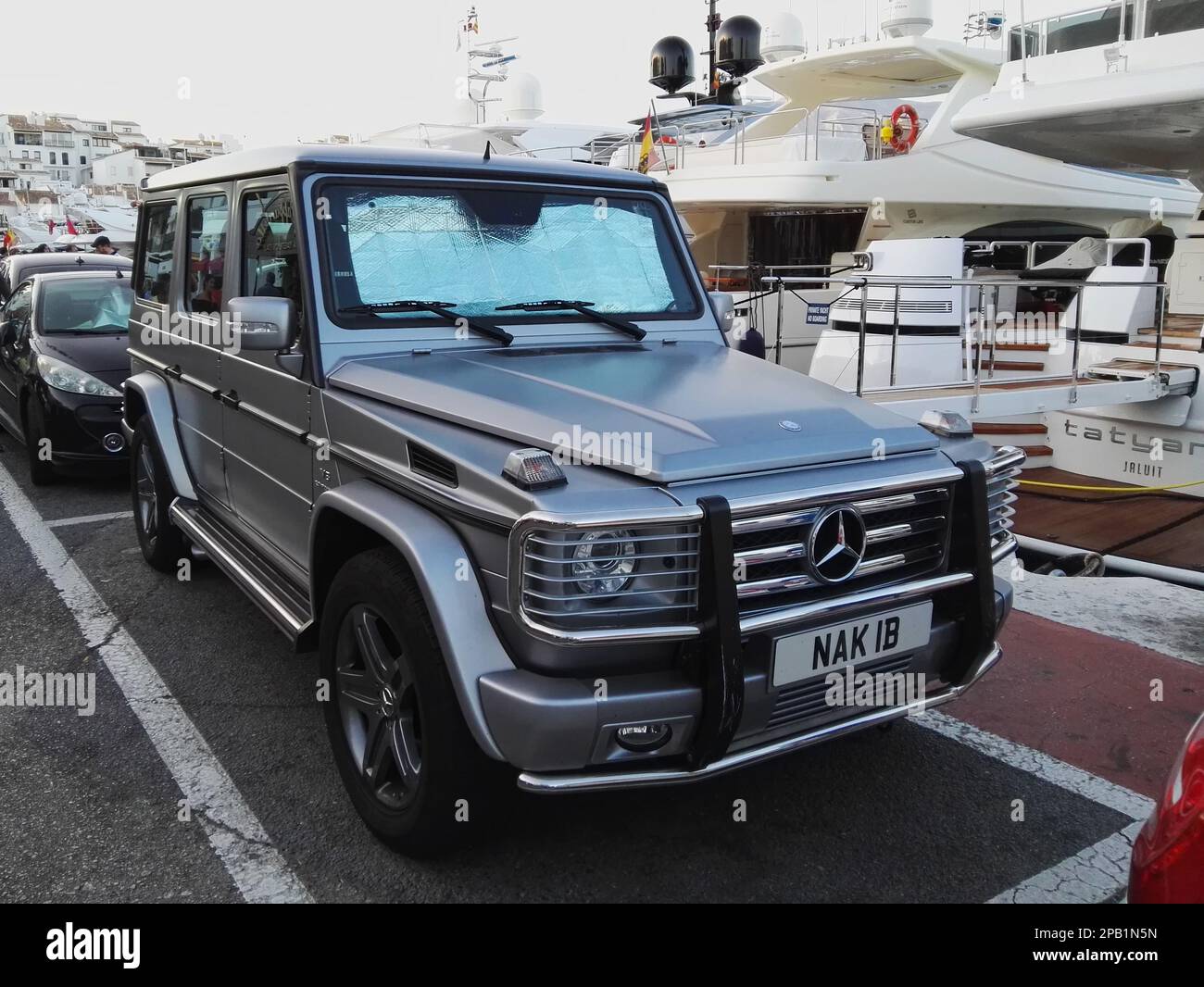 Mercedes G-Klasse matt grau parkt in Puerto Banús. Marbella, Spanien. Stockfoto