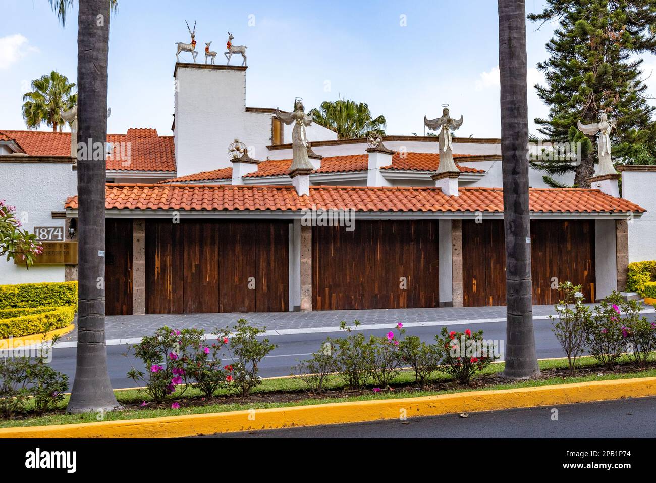 Zapopan, Jalisco Mexiko. 1. Januar 2023. Leeres Fahrzeug, Medianstreifen oder zentrale Reservierung, Fassaden von Wohnhäusern mit Weihnachten Stockfoto