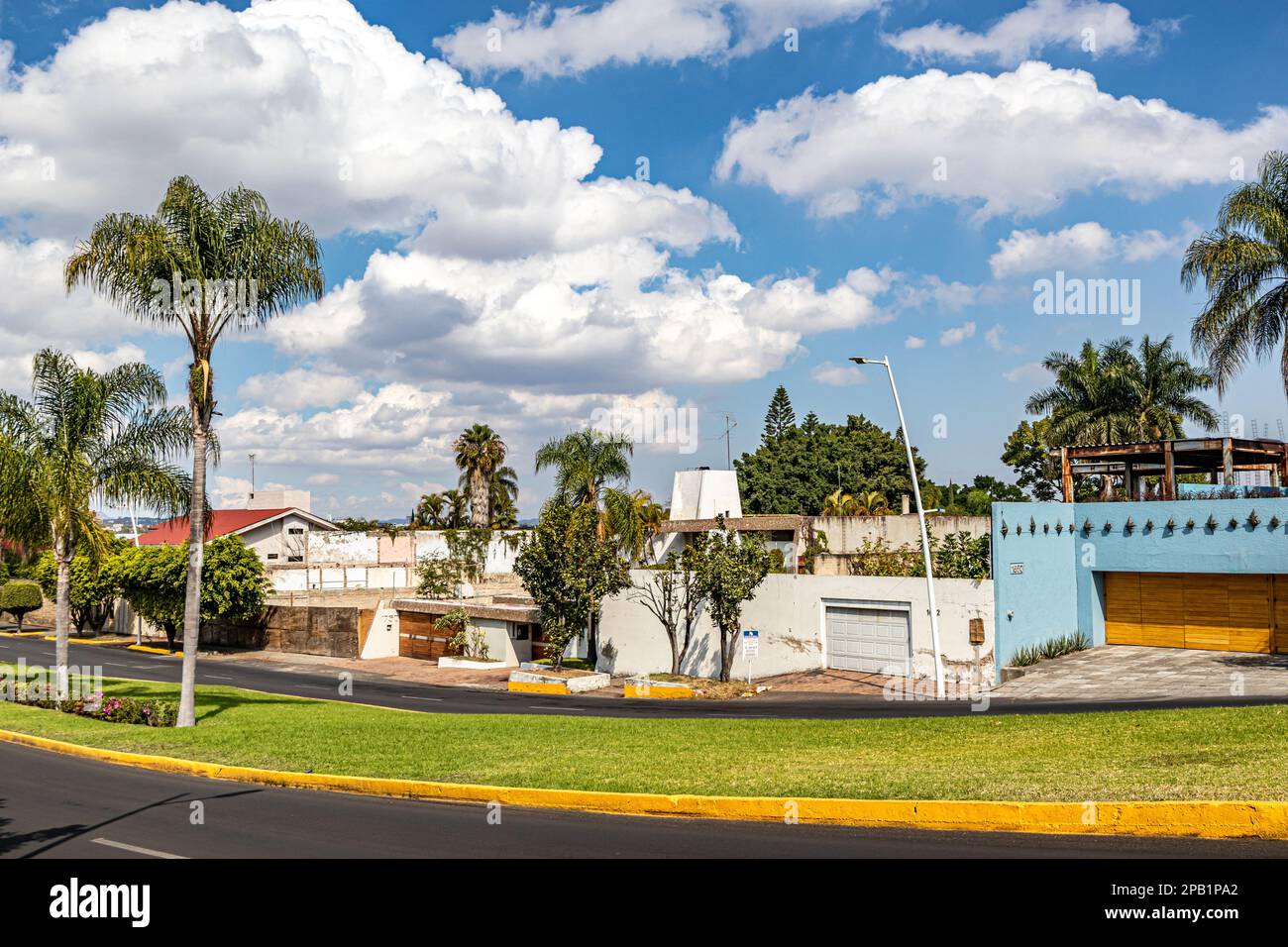 Zapopan, Jalisco Mexiko. 1. Januar 2023. Stadtbild mit leerer Straße, Mittelstreifen oder zentralem Reservat, Fassaden von Wohnhäusern Stockfoto